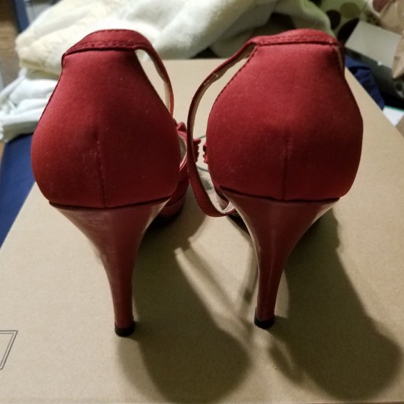 Unlisted Red Satin Platform Pumps. - Picture 3 of 6
